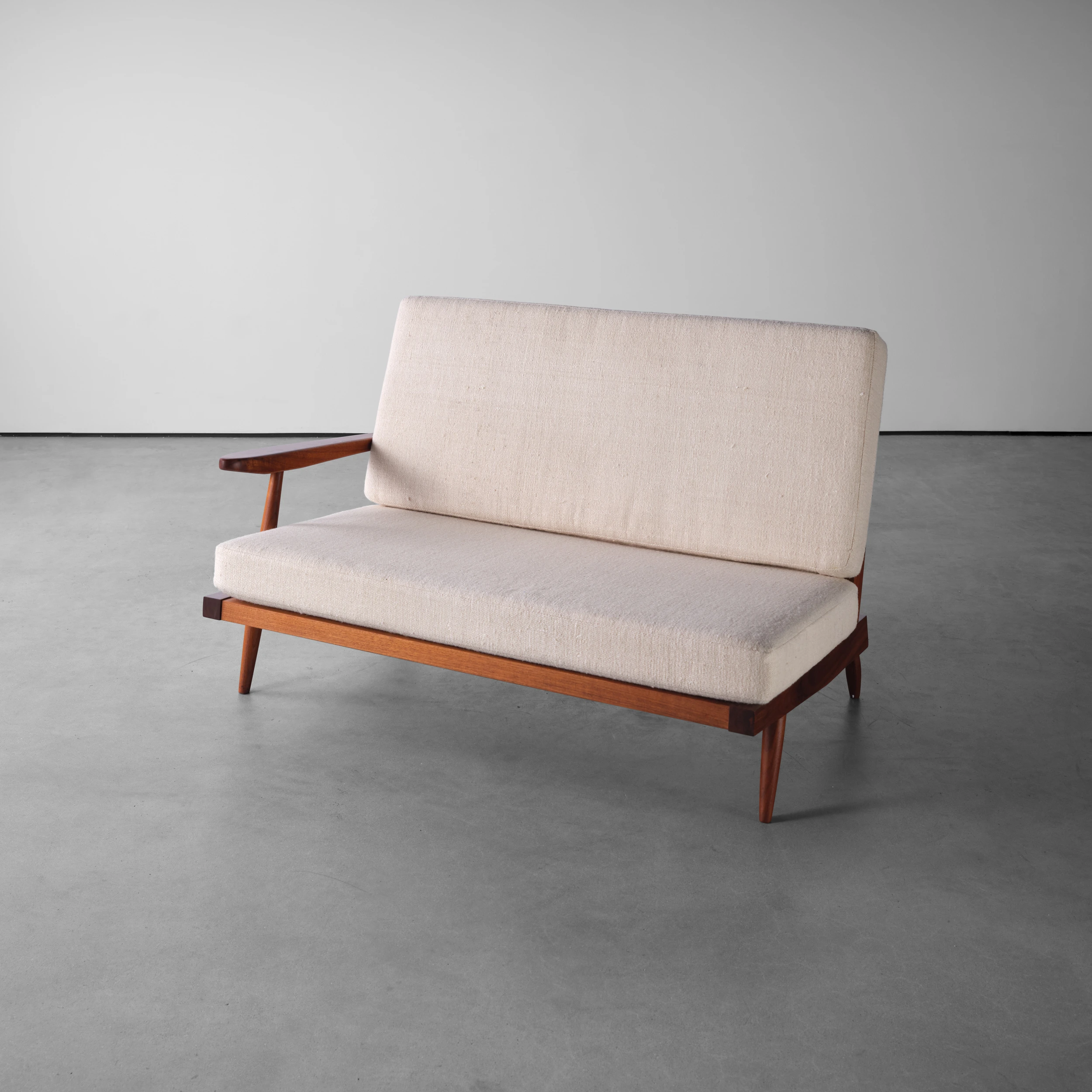 4′ Settee with Right Shaped Arm