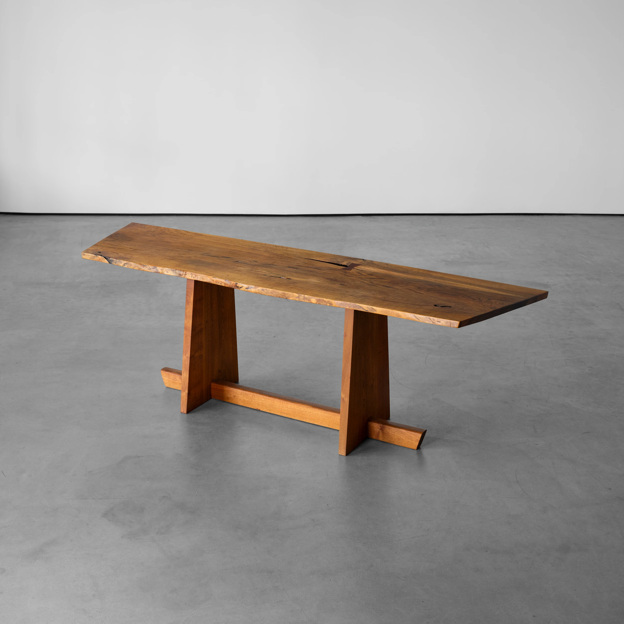 Greenrock – Side Table 1982 – Unusual English Walnut – MG1911